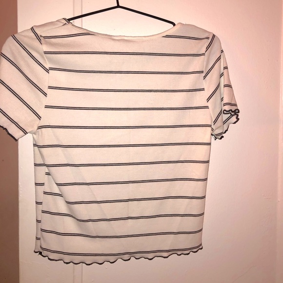 Scalloped Edge Tee✨ - Picture 2 of 3